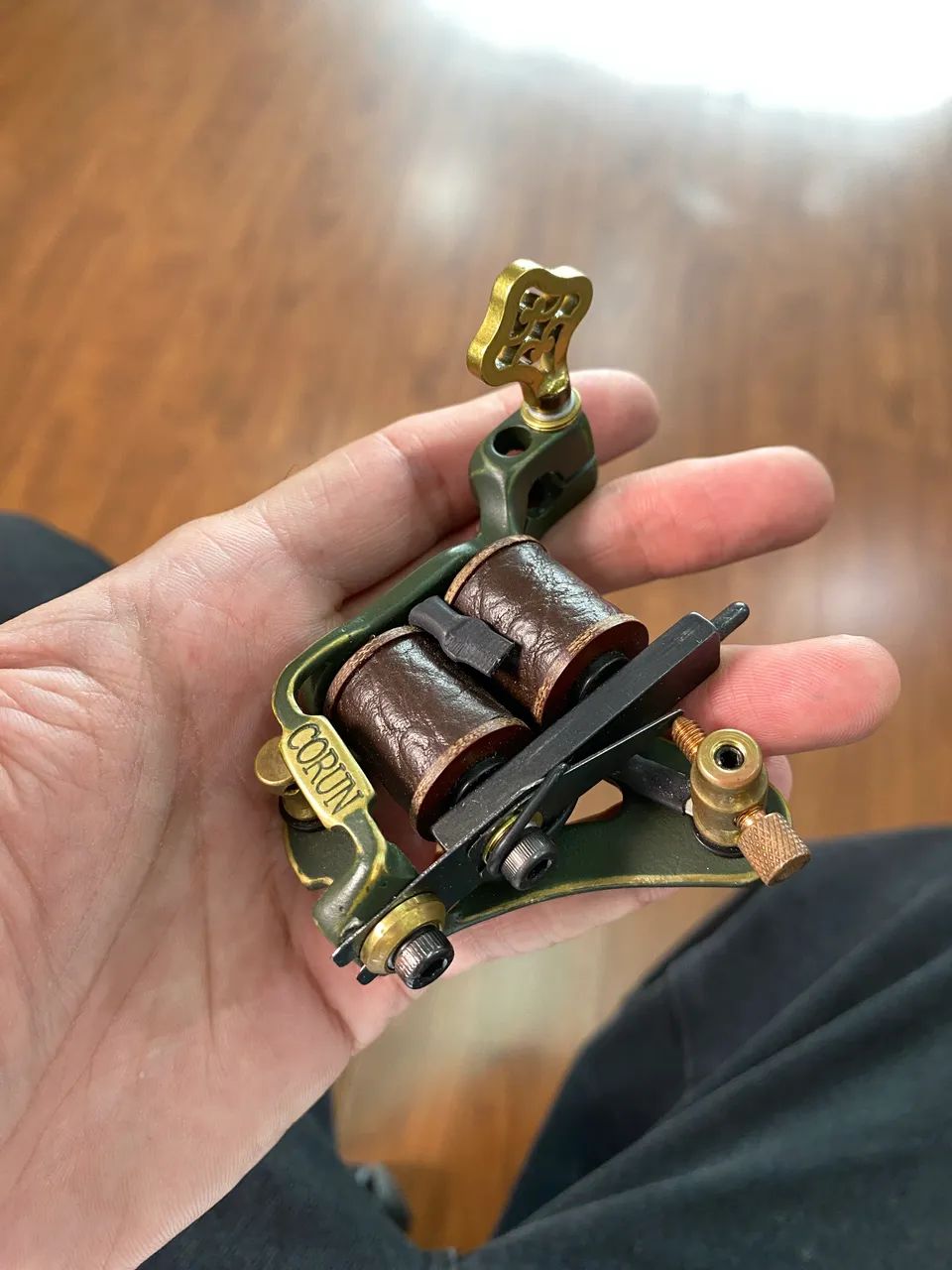 Máquina de tatuagem Corun customizada 