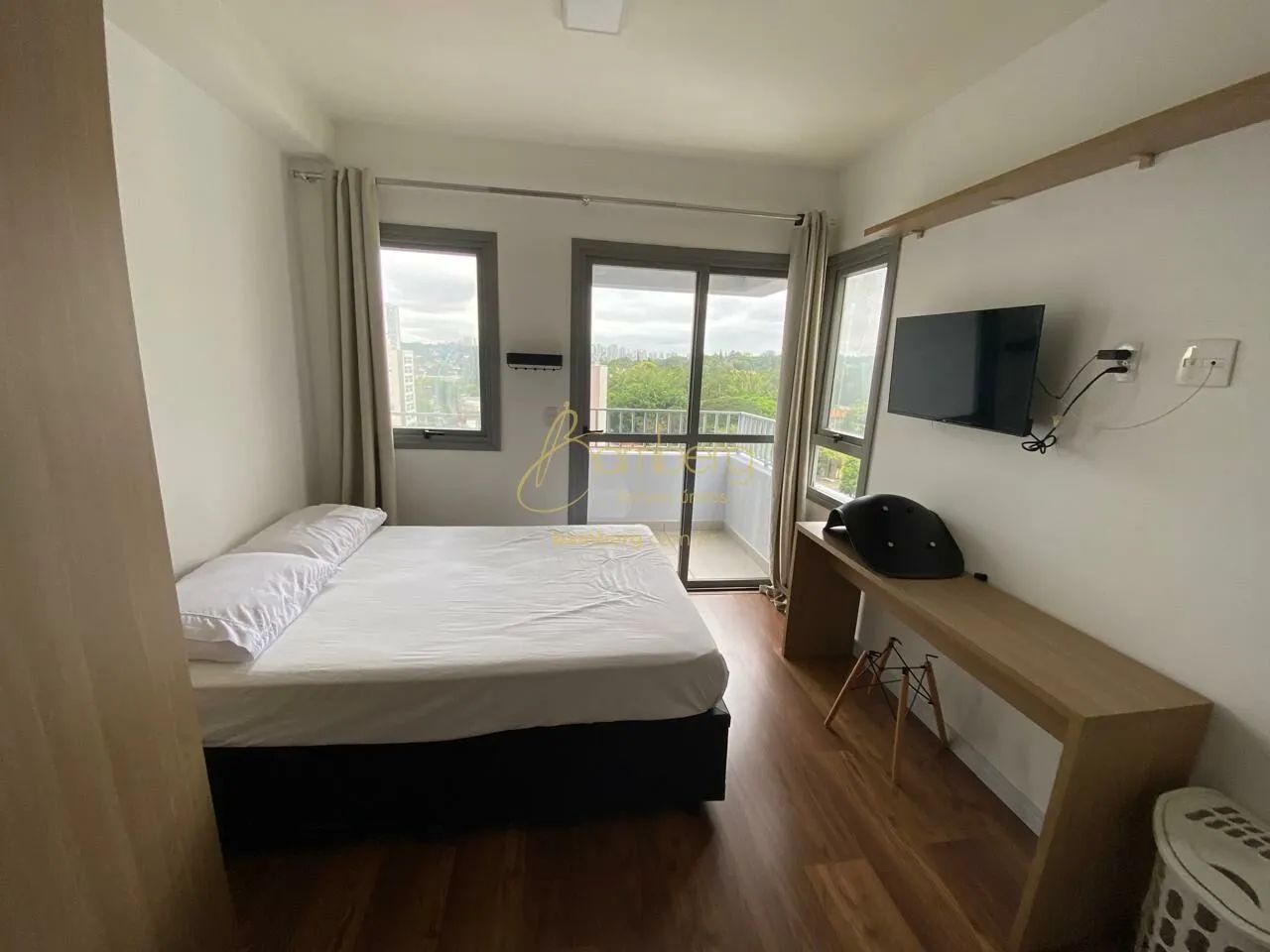 Studio com varanda e lazer completo em localização privilegiada.