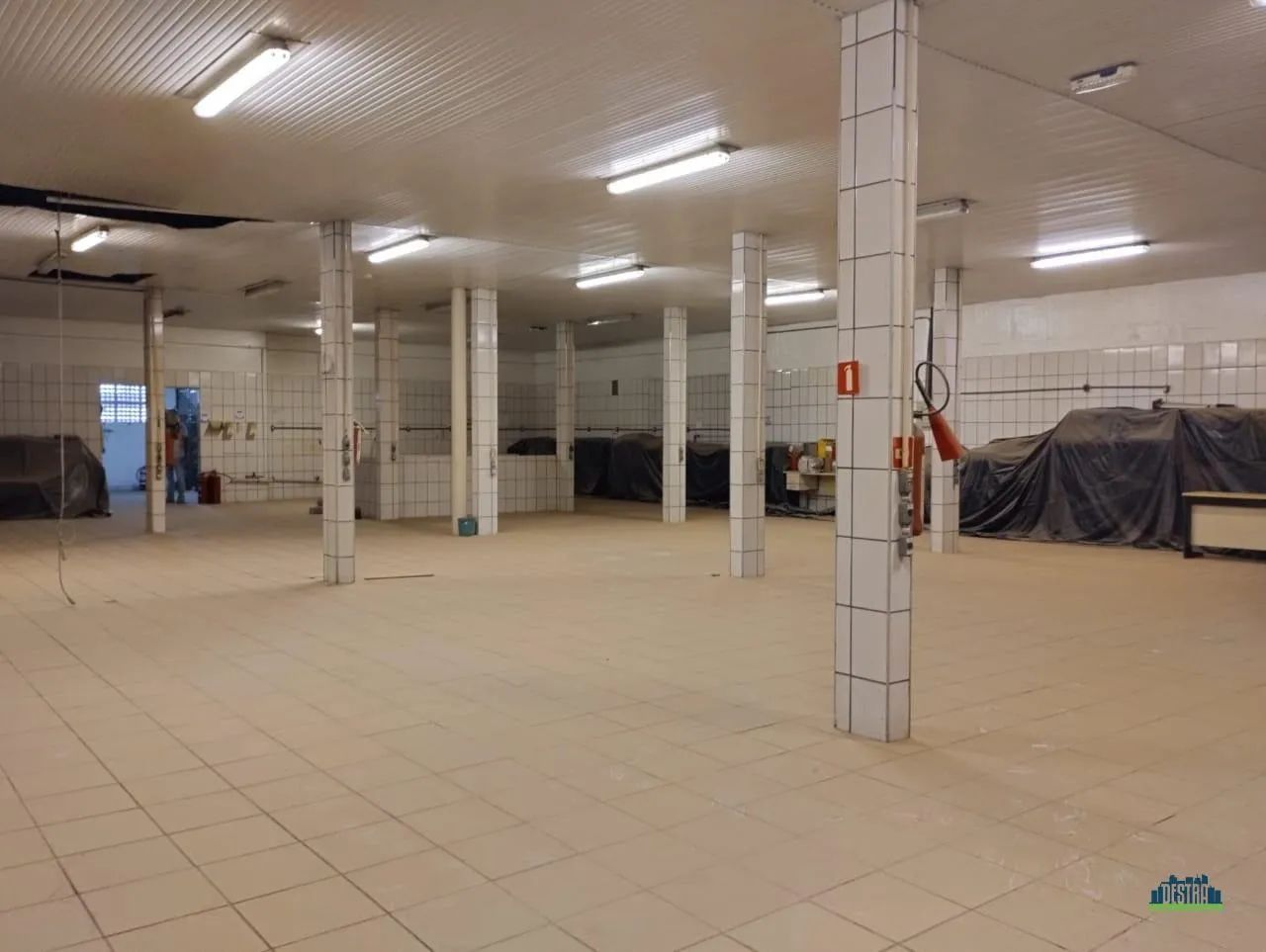 COMPRE PRÉDIO COM GALPÃO DE 900m²