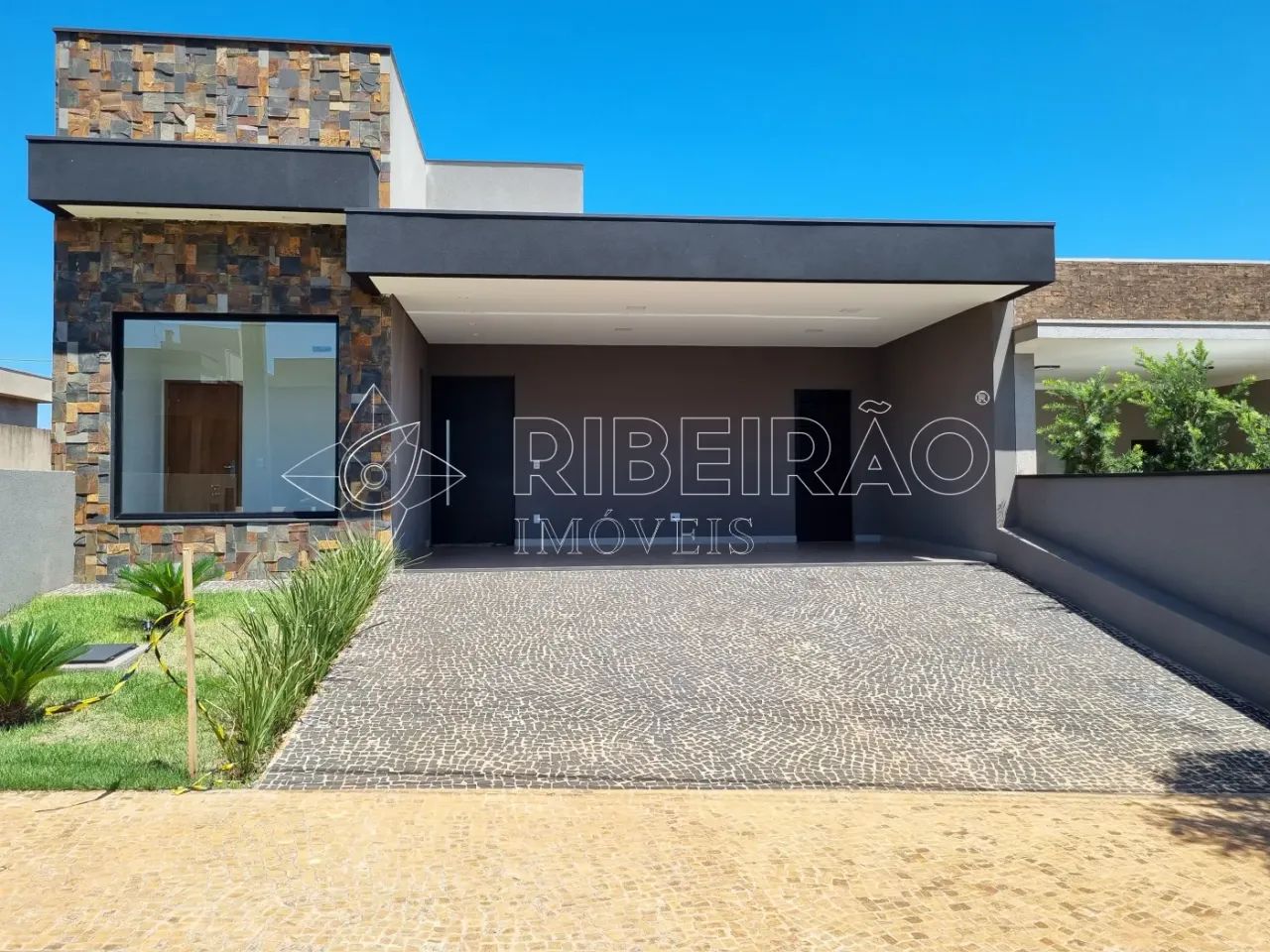 Casa térrea para locação com 3 suítes e piscina