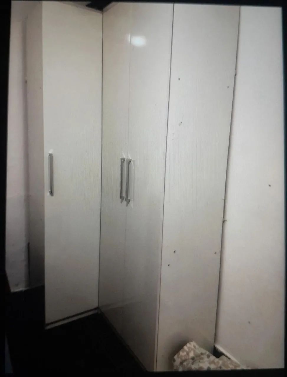 VENDE-SE GUARDA-ROUPA