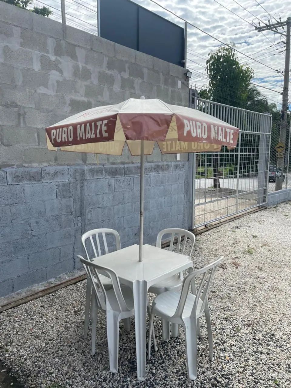 Guarda sol, mesa e cadeiras. - Foto 3