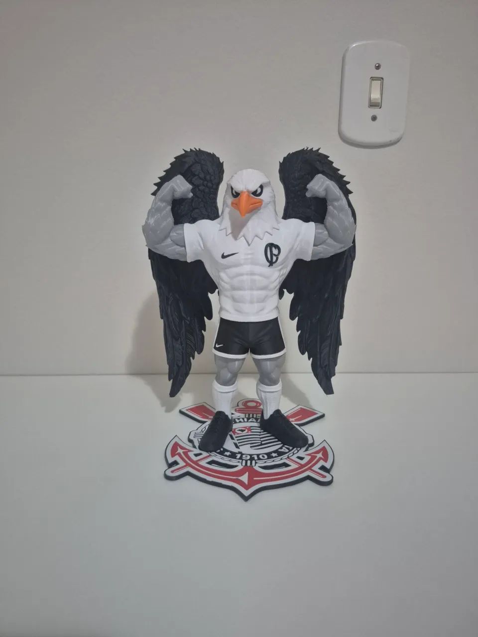 Gavião Corinthians com base e asas