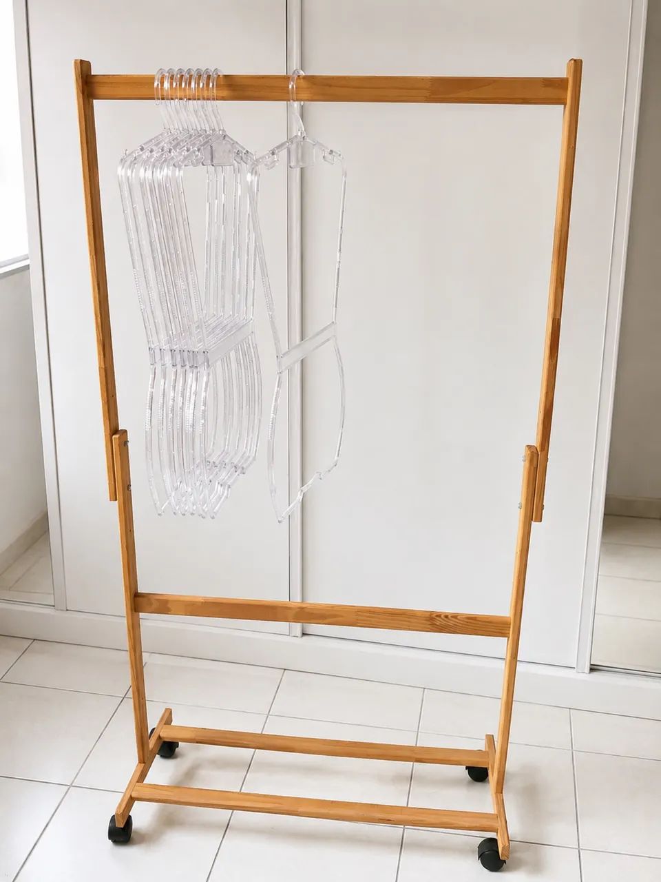 Arara de roupas com 8 cabides de corpinho