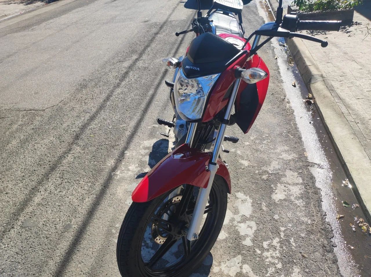Moto bem conservada e baixa kilometragem