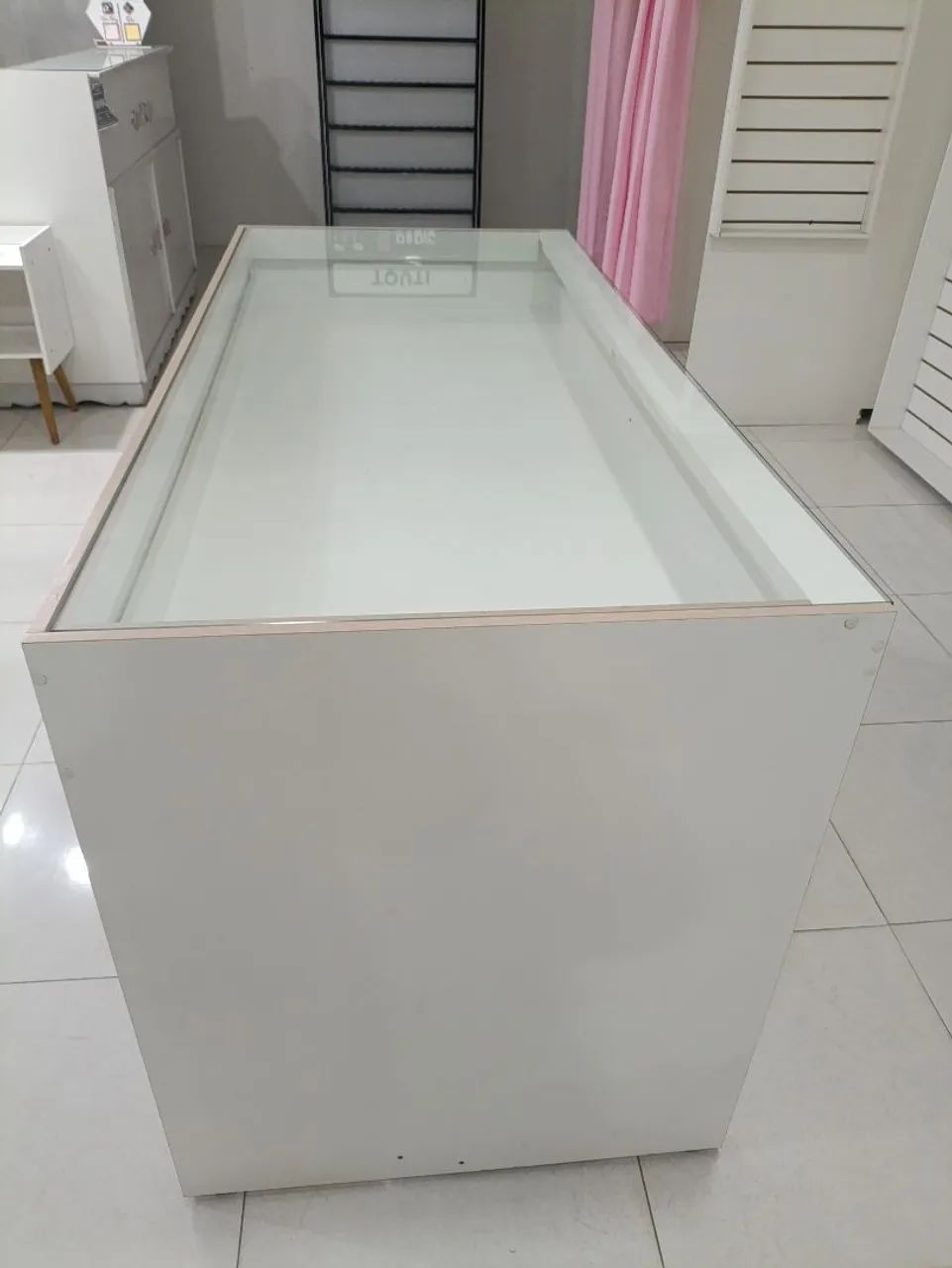 Mesa com gaveteiro para loja 