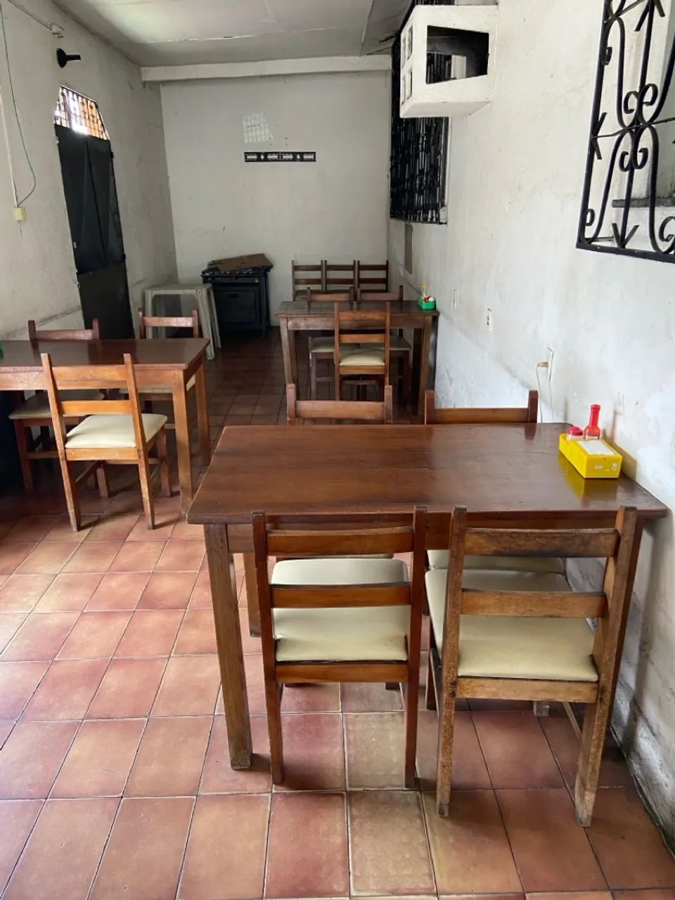 Jogo de mesa para restaurante com 4 cadeiras almofadadas - Foto 2