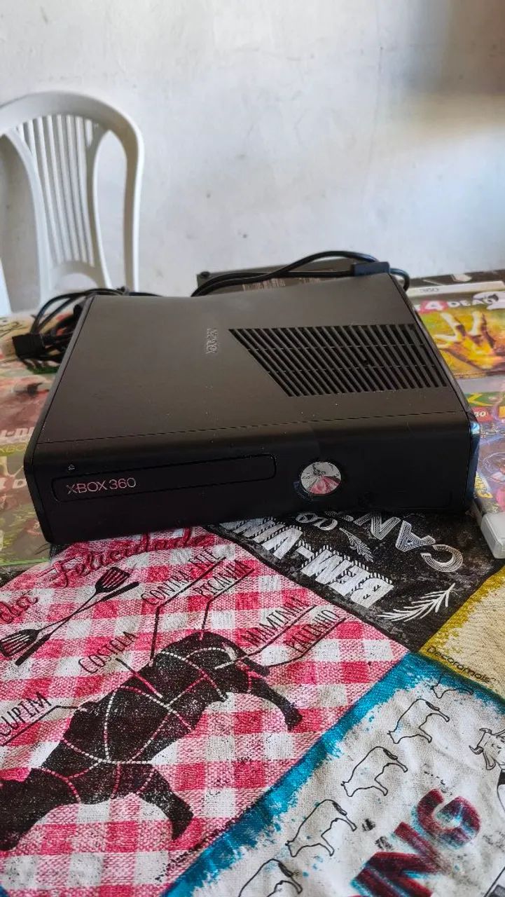 Xbox 360 com 2 controles e 50 jogos  - Foto 2