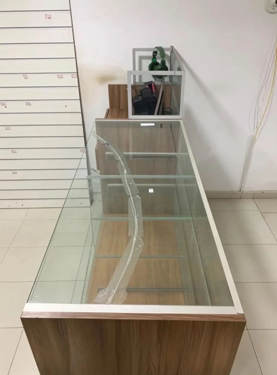 Balcão de Atendimento em MDF com Expositor de Vidro e balcão caixa - Foto 4