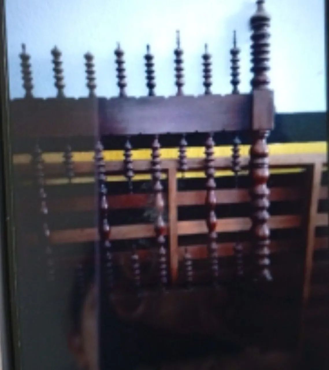 Cama de solteiro em madeira maciça, estilo colonial, único dono - Foto 2