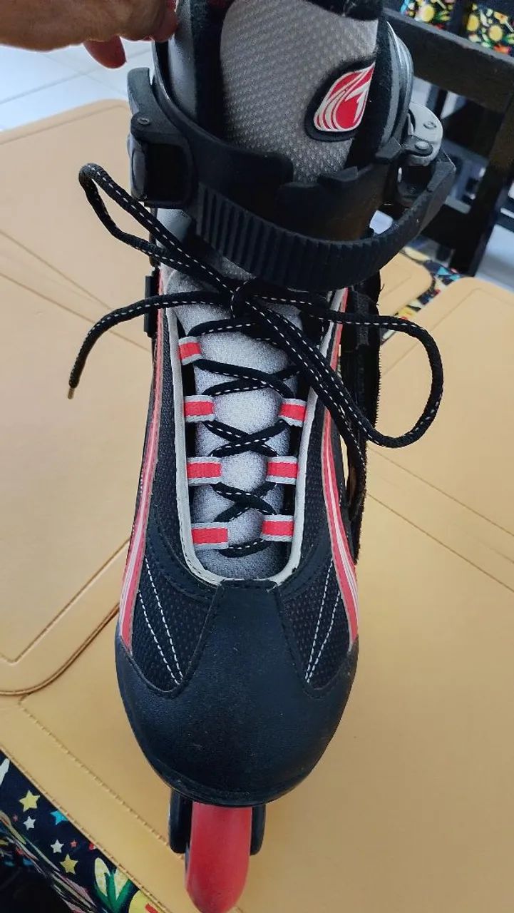 Patins e capacete de moto - Foto 4