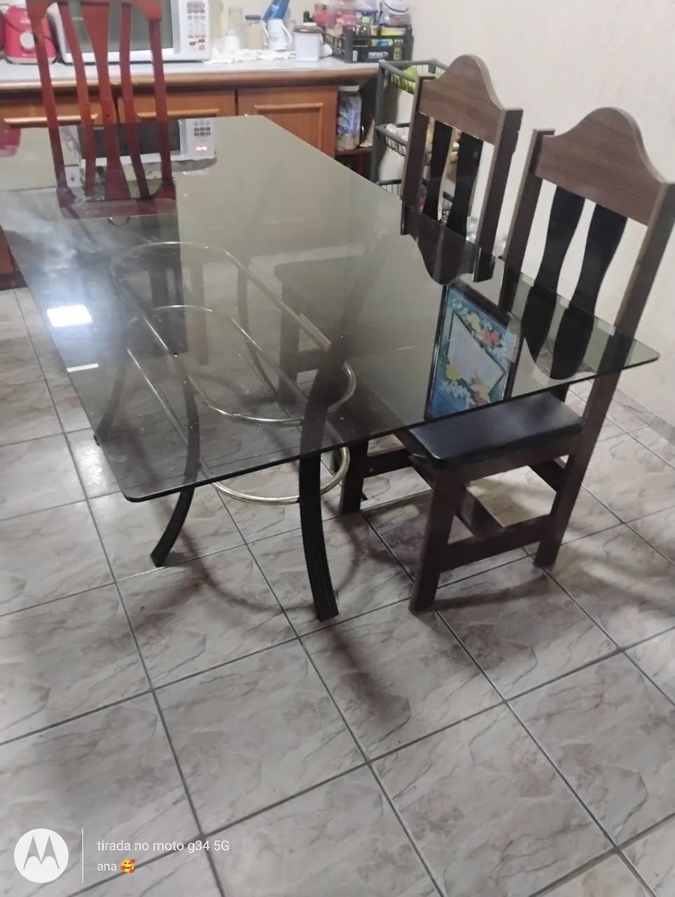 Mesa com tampo de vidro fumê 