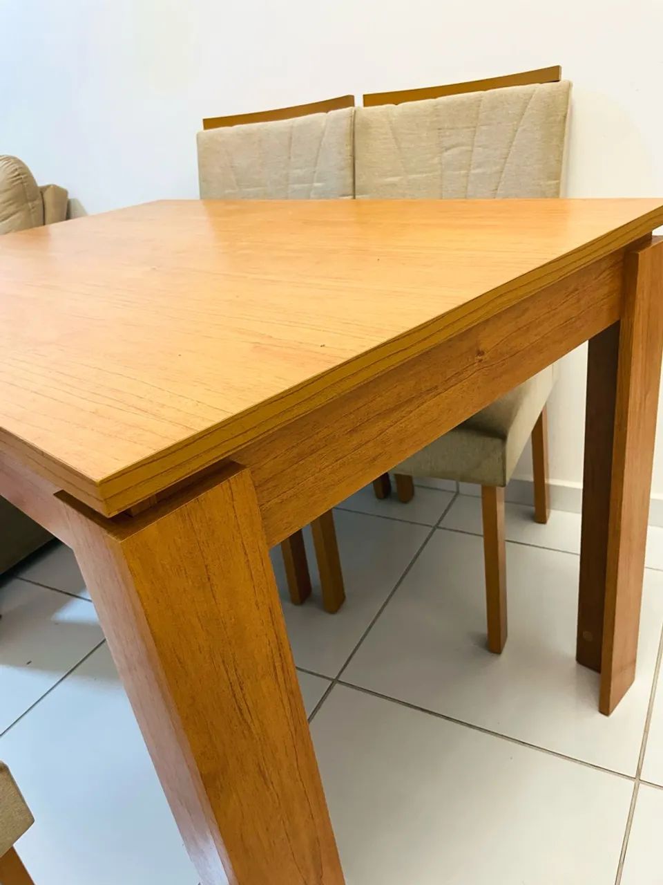 Mesa de madeira para sala de jantar e 4 cadeiras - Foto 2