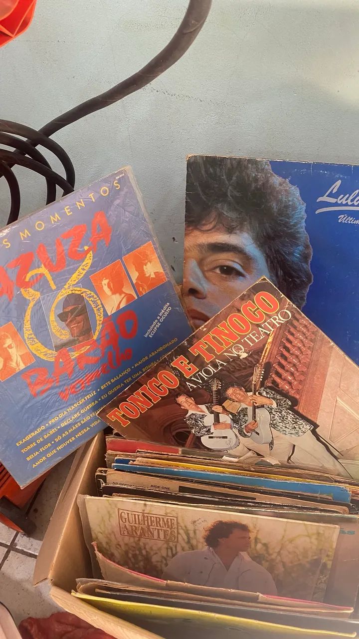 Vendo vitrola antiga com discos - Foto 2