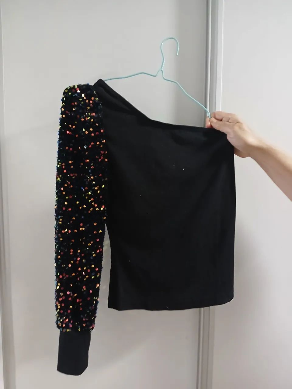 Blusa de manga unica, brilhosa