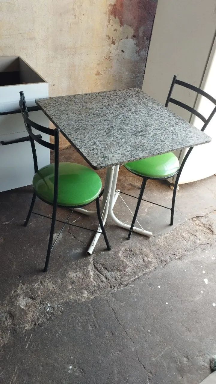 Mesa de mármore com 2 cadeiras 