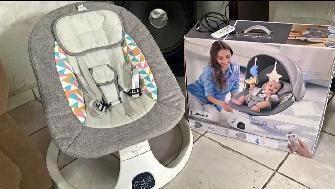Cadeira de balanço automática nova. 