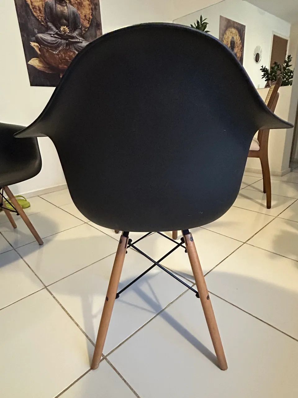 cadeira com braços estilo Charles Eames Eiffel em polipropileno preto com base de madeira - Foto 2