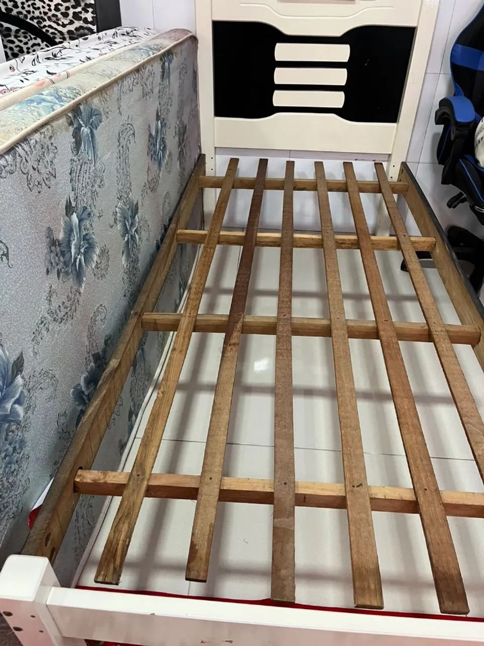 CAMA DE SOLTEIRO DE MADEIRA MACIÇA COM 2 COLCHÕES  - Foto 4