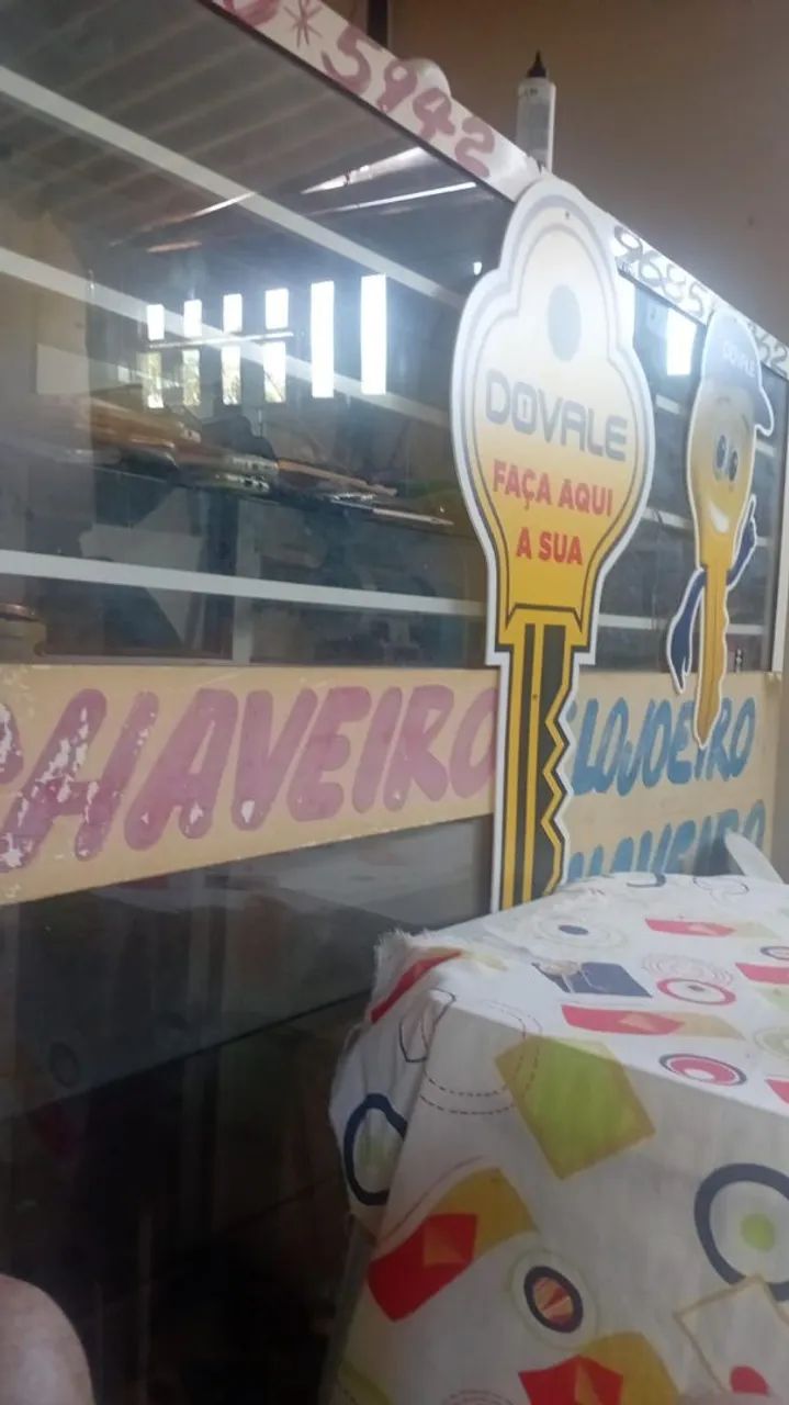 Chaveiro com a maquina de fazer chave e Morsa