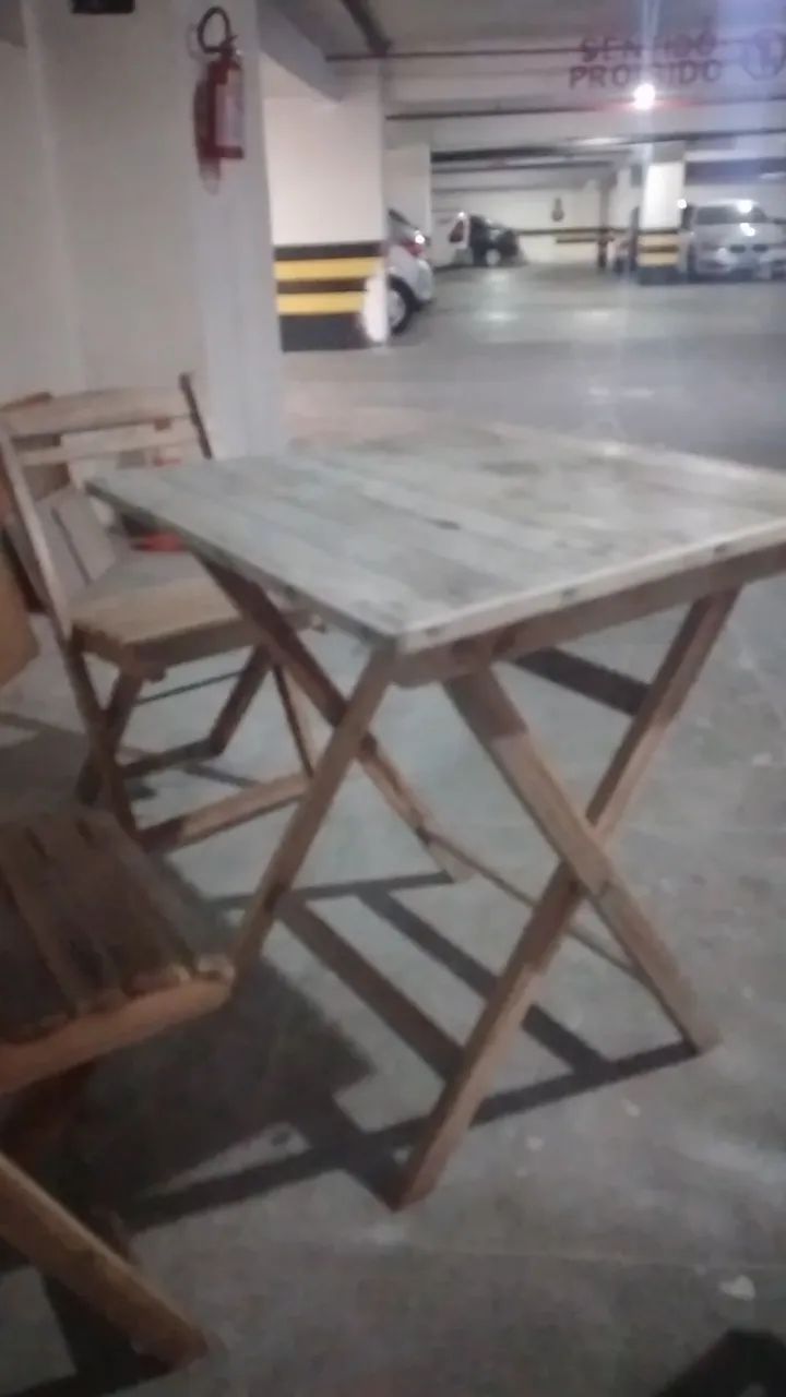 Conjunto de 3 cadeiras com 1 mesa em madeira para bar - Foto 4