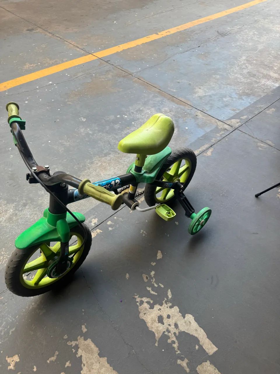 Bicicleta verde infantil
