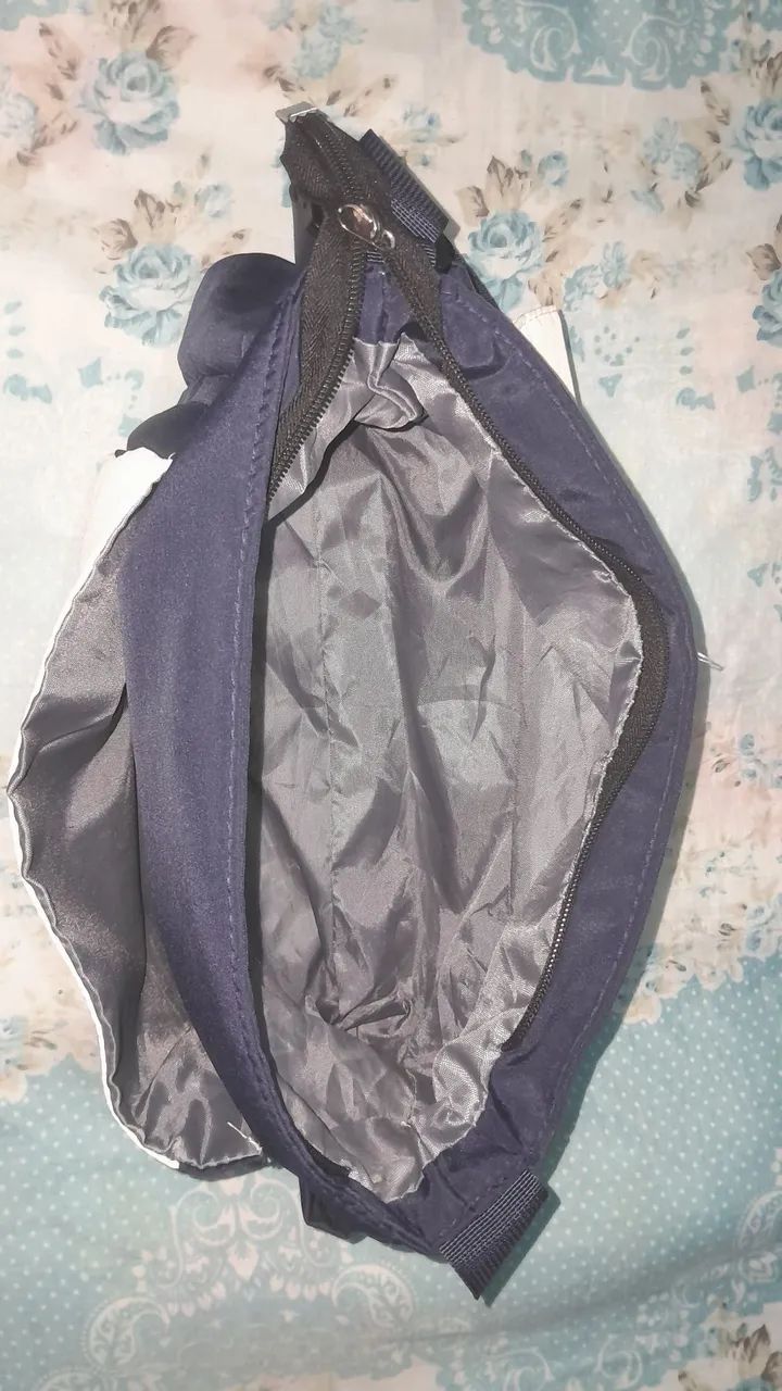 Bolsa tiracolo azul escuro e branco - Foto 4