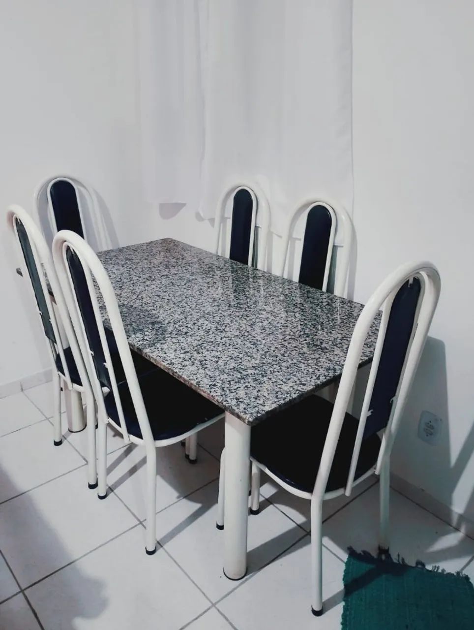 Vende-se mesa de 6 cadeiras de mármore