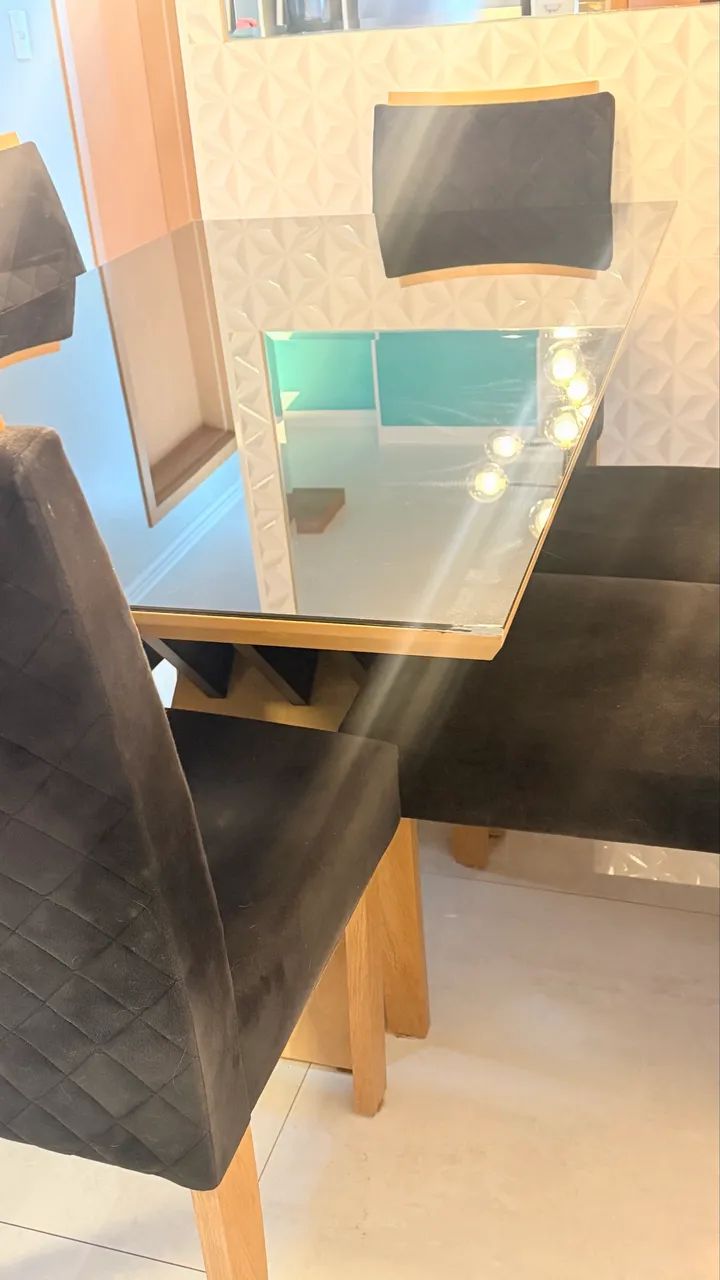 Mesa de vidro com 6 cadeiras 