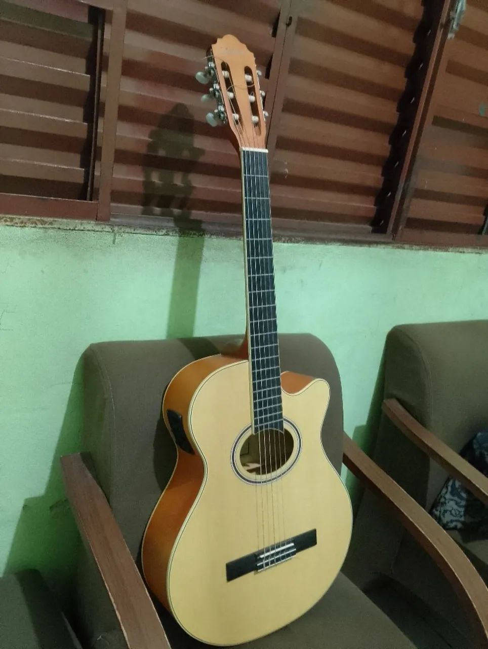 Violão Giannini nylon elétrico.