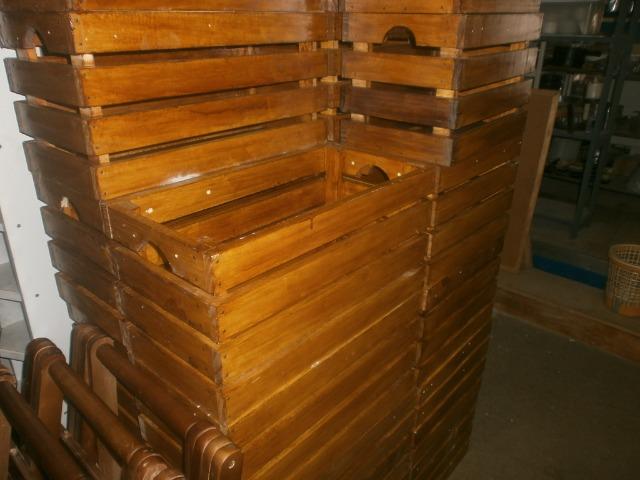 Engradados de madeiras - caixotes envernizados - medindo 58 x 30 x 30 - Foto 3