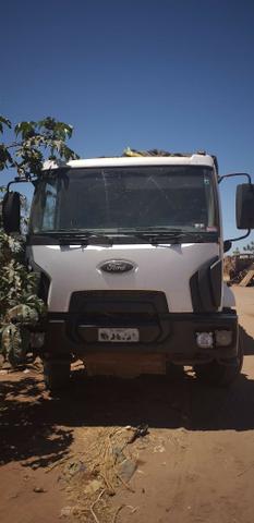 Vende-se Caminhão Ford Cargo 2628, Roll on com caçamba, 2011-2012 - Foto 9
