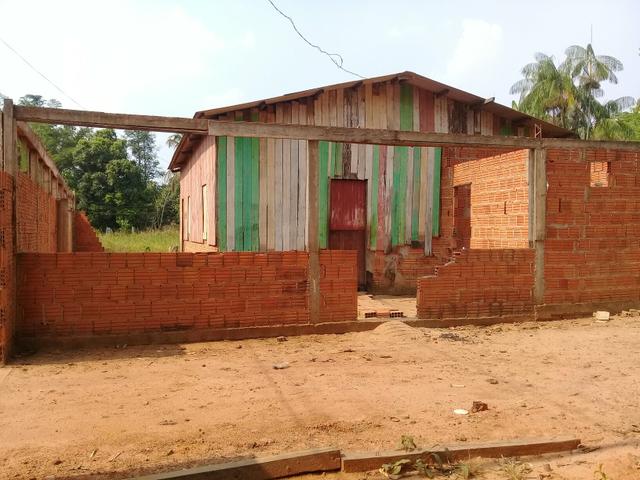 Vendo uma casa ou trocar por carro - Foto 2