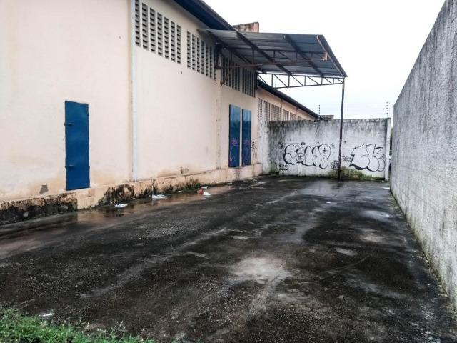 GA0040 Galpão Comercial no Ancuri, 700m² construído, escritório, vaga de garagem - Foto 6