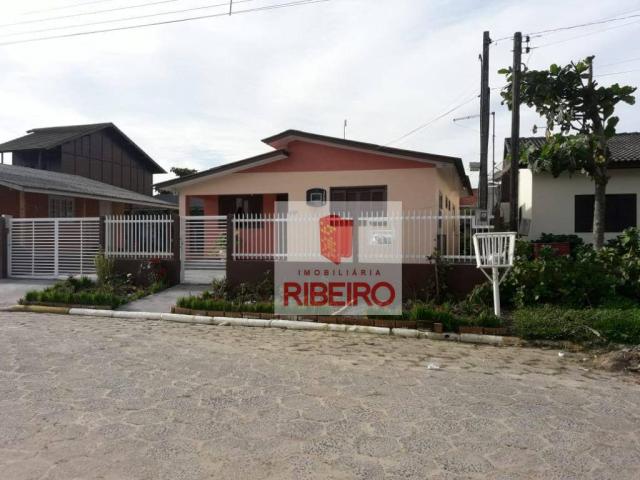 Casa com excelente localização no Centro de Balneário Arroio do Silva!!