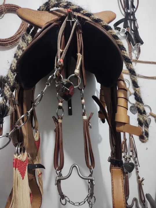 Sela de Couro Legítima as duas com peitoral e inox e duas cabeçada 5.000 pra sair rápido  - Foto 4