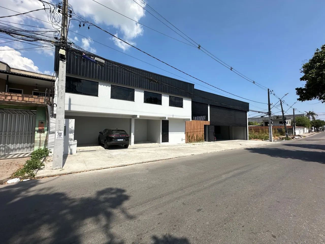 Galpão com 900m², escritório e 2 docas próximo da Av das Torres - Flores