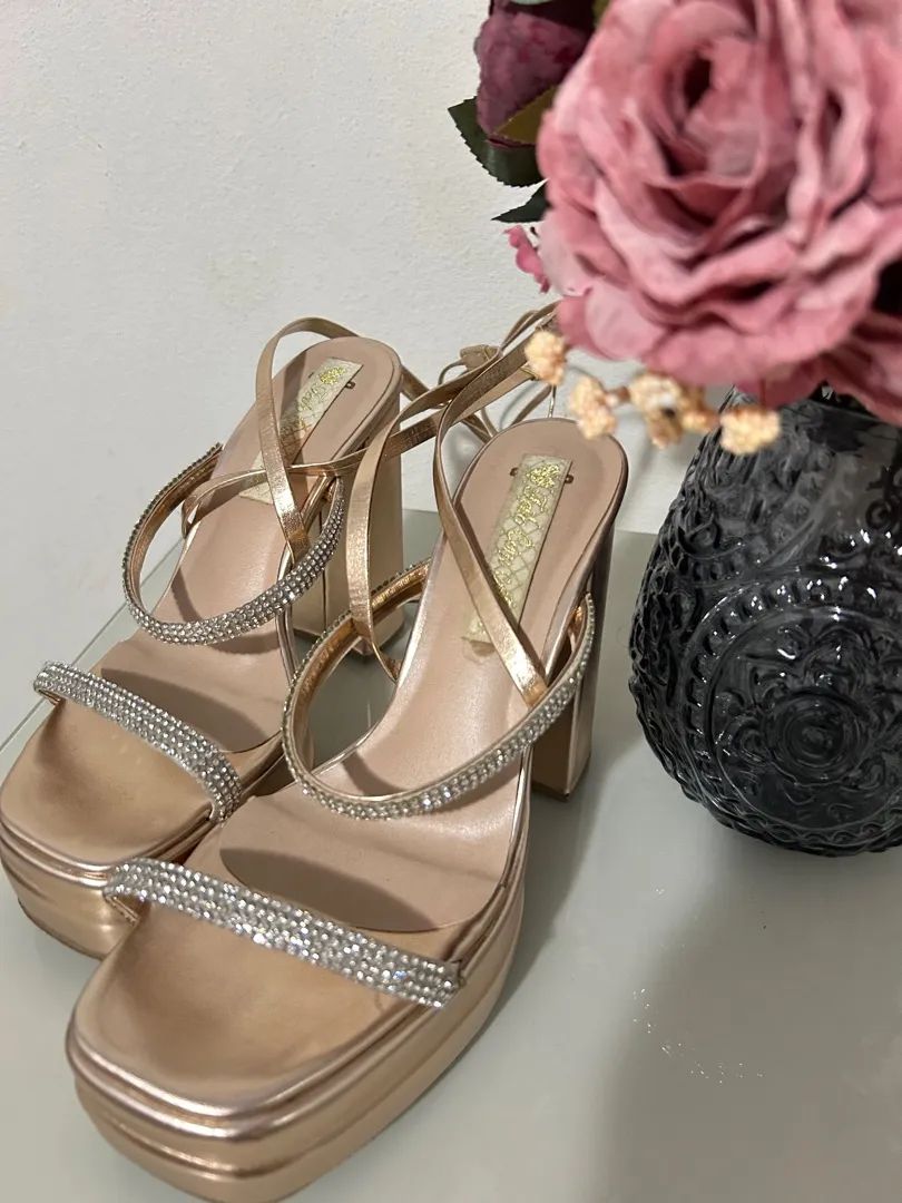 Sandália seminova TAM 34