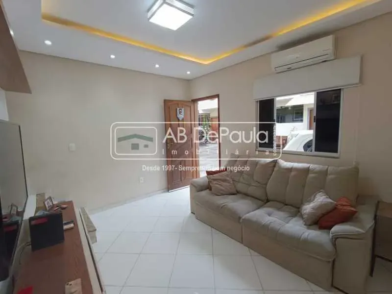 Marechal Hermes - Linda Casa Duplex à Venda 2 Quartos - Armários Planejados