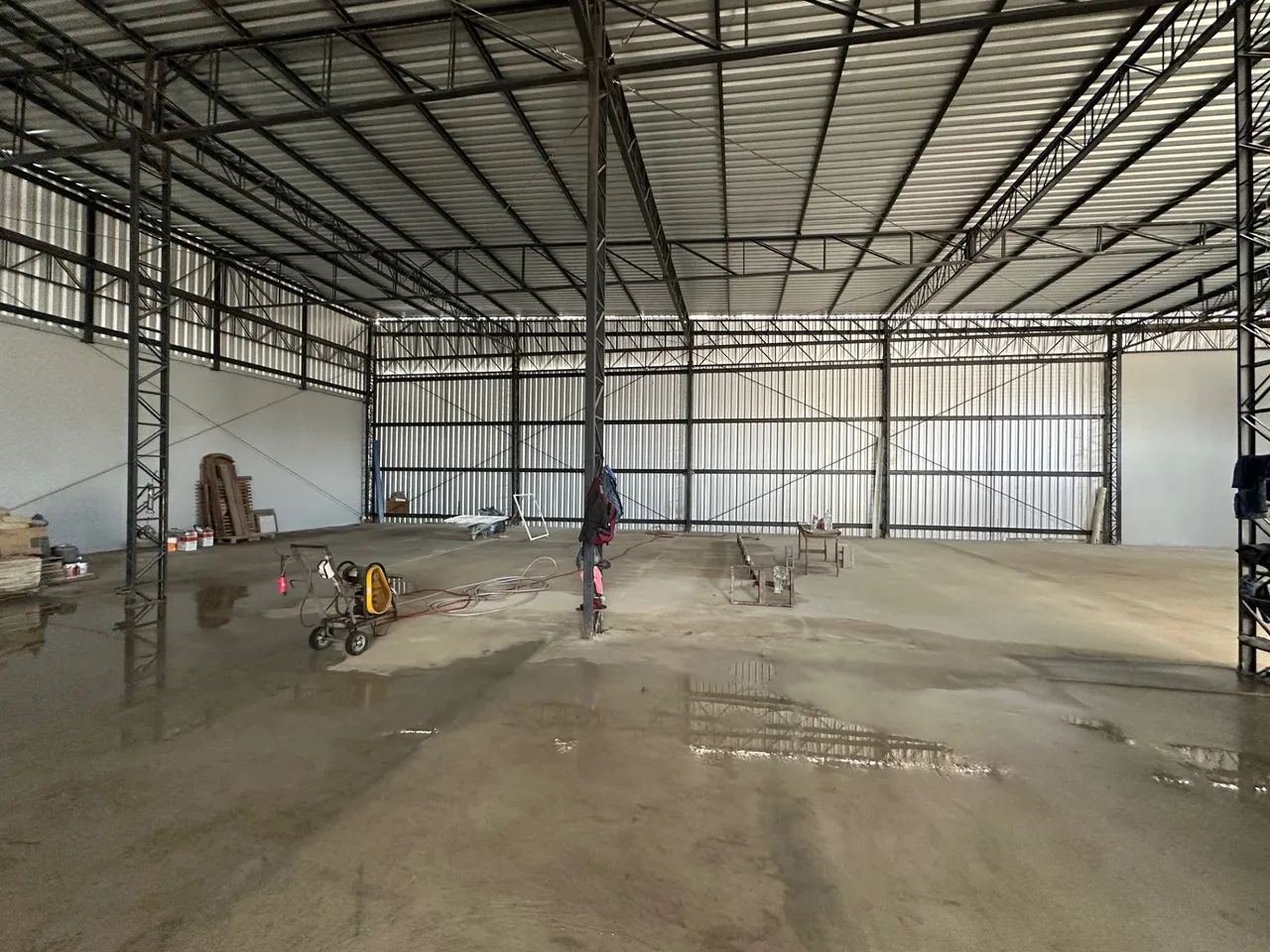 Galpão com 900m², escritório e 2 docas próximo da Av das Torres - Flores - Foto 4