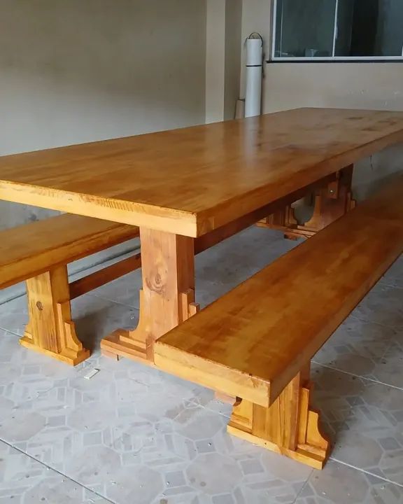 Mesa de madeira com bancos
