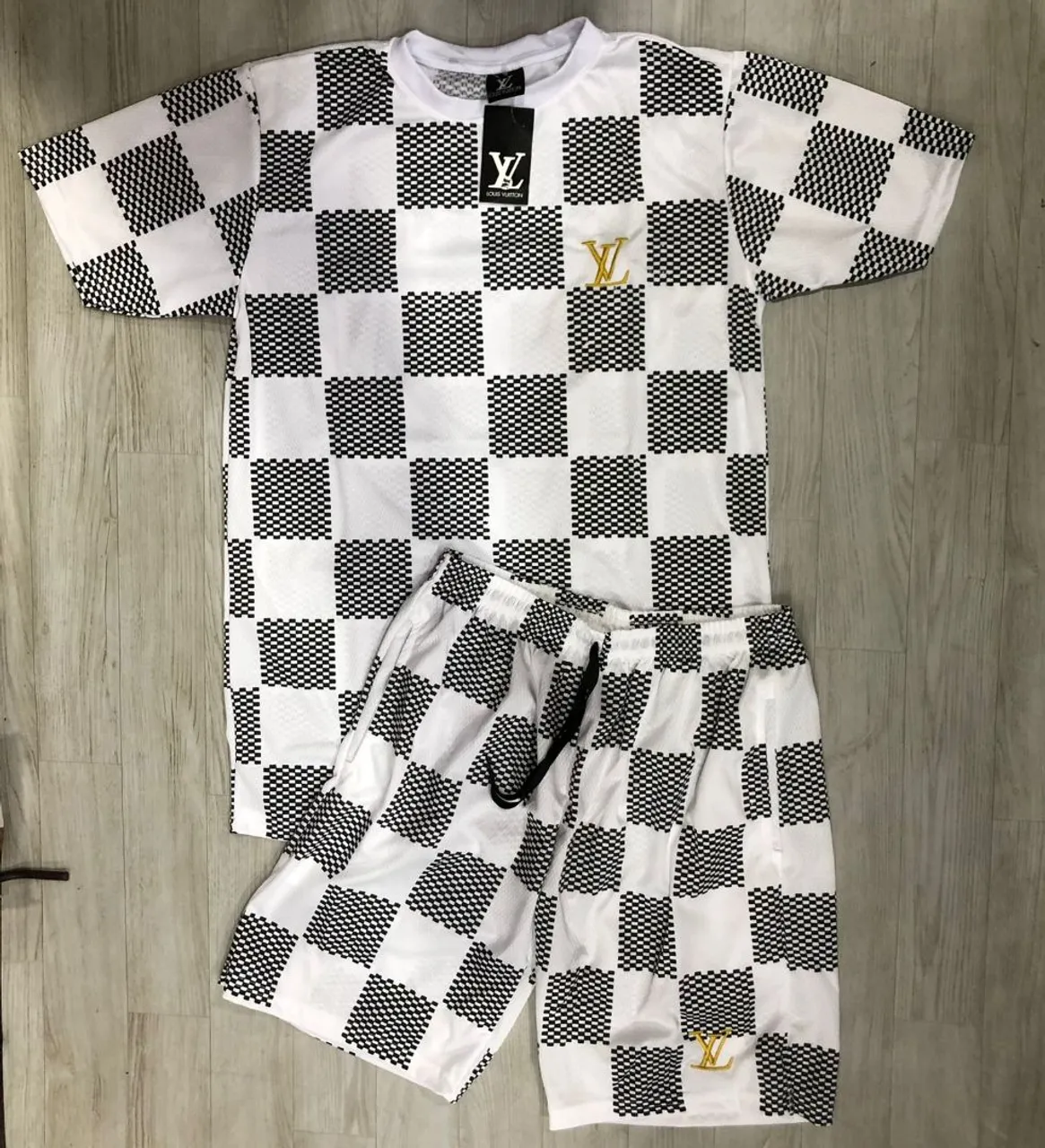 Conjunto LV Xadrez - Camiseta e Bermuda