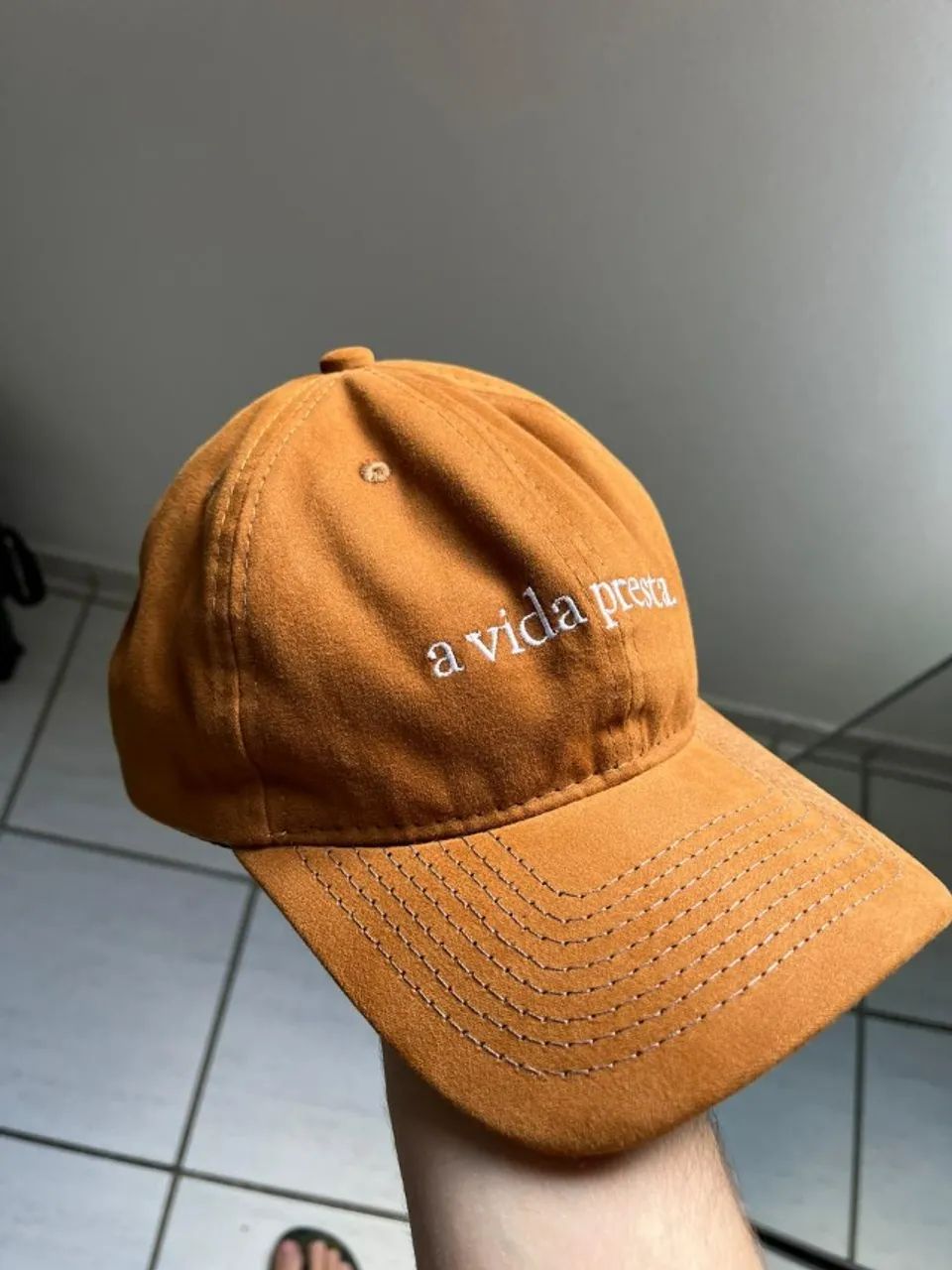 Boné A VIDA PRESTA 100% de algodão fivela ajustável NOVO - Foto 2