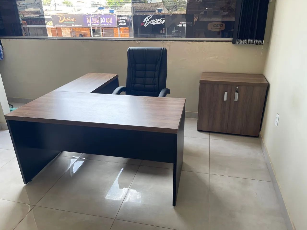 Combo Mesa com Cadeira e Armário em L para Escritório com Armário