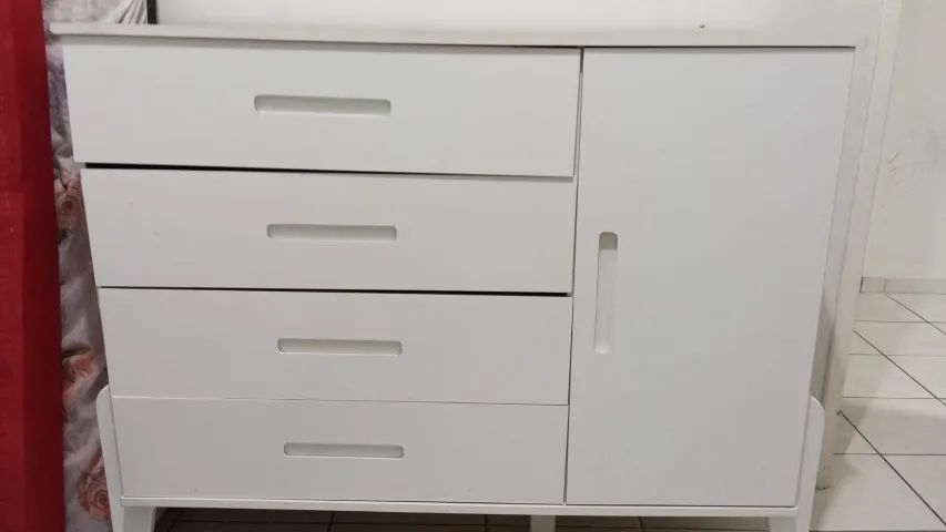 Cômoda branca 4 gavetas e 1 porta