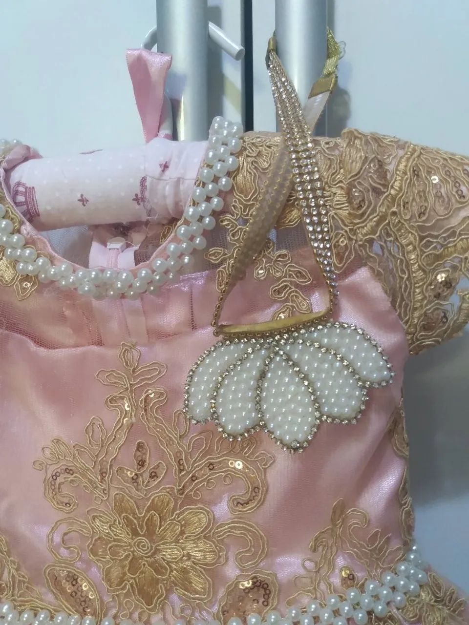 Vestido de festa infantil rosa com detalhes dourados