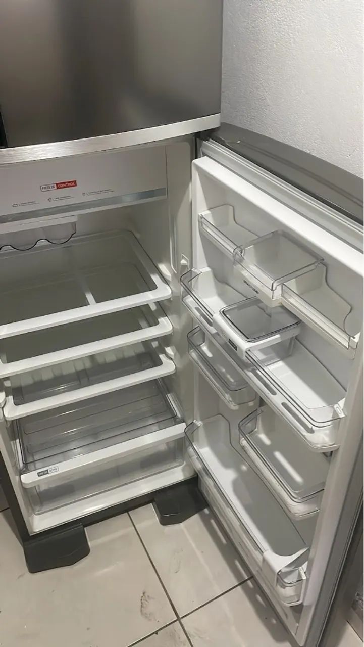 Vendo geladeira duas portas por 1000 reais vendendo barato por causa de mudança  - Foto 2