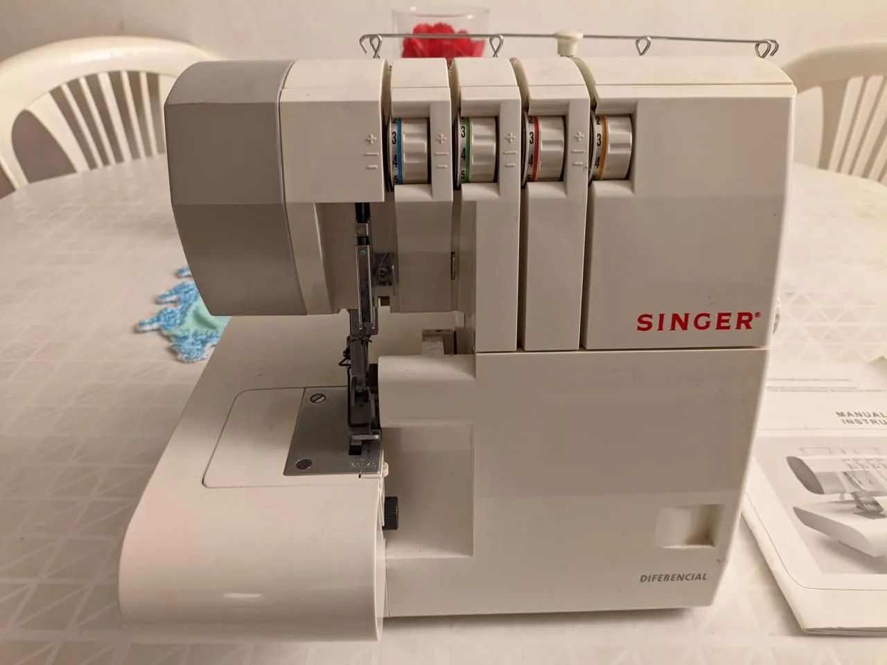 Máquina overloque Singer 