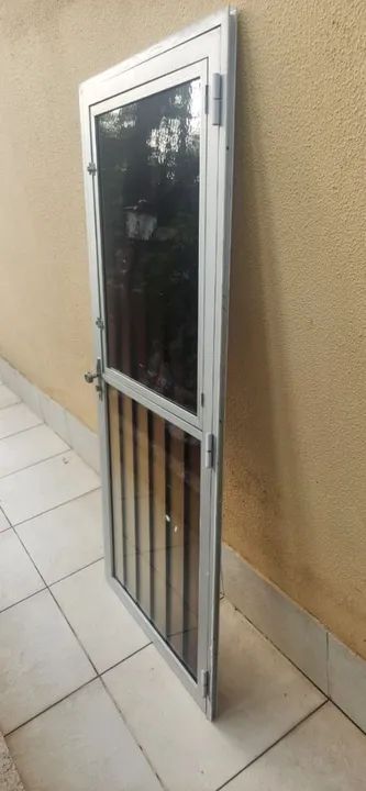 Porta de Alumínio com Grade - Foto 4