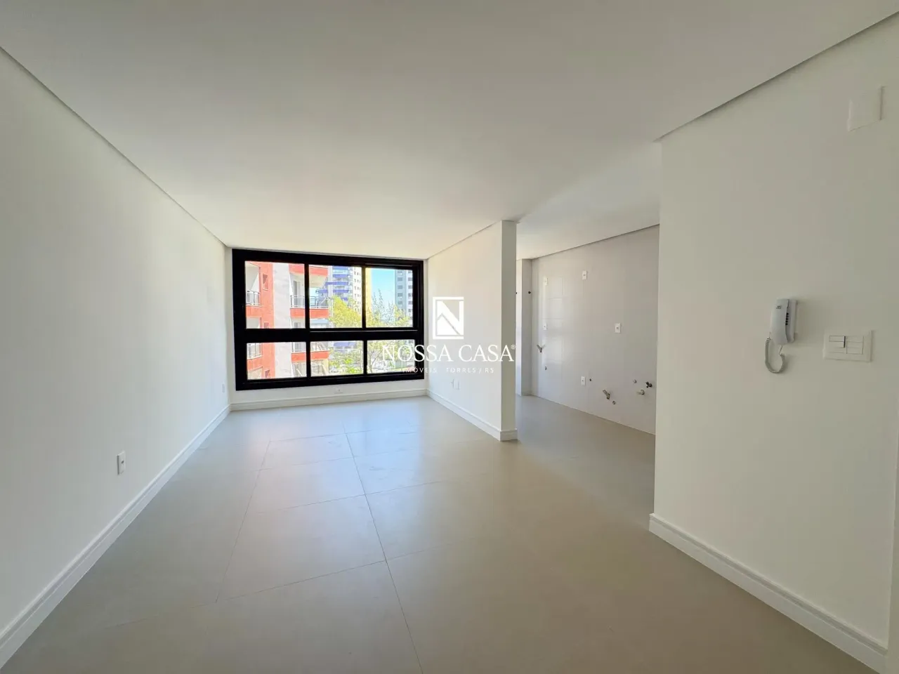 Apartamento com 02 quartos, sendo 01 suíte com vaga de garagem em Torres/RS.